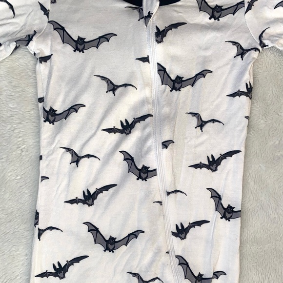 🦇Kyte Bats Romper🦇 - Picture 3 of 4